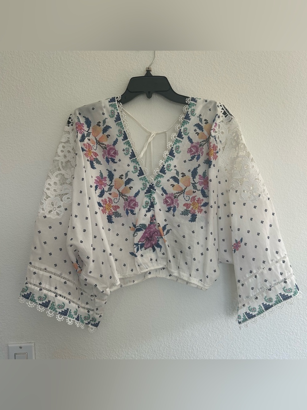 FARM Rio White Floral Embroidered Rare V-Neck Peasant Blouse